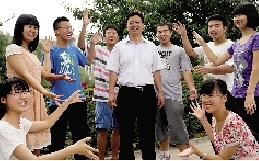 同學(xué)們用手臂連成光環(huán)，把班主任老師圍起來(lái)，表達(dá)對(duì)他的敬意和謝意。