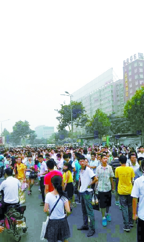 　早高峰等公交，場面蔚為壯觀（網友供圖）。