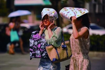 進(jìn)入7月份以來，南京出現(xiàn)了多個(gè)高溫天氣。本報(bào)資料圖片 劉瀏 攝