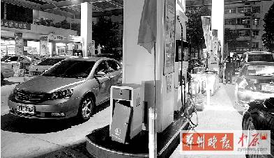 昨天晚上，桐柏路一加油站排隊(duì)加油的汽車特別多，很多人都想趕在油價(jià)上漲前加滿油箱。