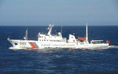 24日在釣魚島附近海域巡航的中國海警船。