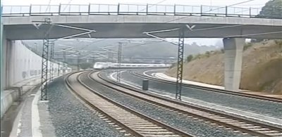 時速190公里的列車通過一個限速80公里的急轉(zhuǎn)彎。
