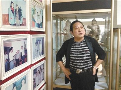 7月17日，王林向記者講述合影背后的故事。王林很樂于展示他和高官、名流的合影，但有官員曾回應(yīng)，合影不代表什么，有時候只是礙于朋友情面見他一下。新京報首席記者 張寒