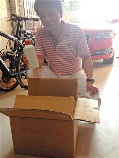 7月19日，王林的“徒弟”鄒勇向記者展示他從王林那里買到的“特供”酒。新京報首席記者 張寒