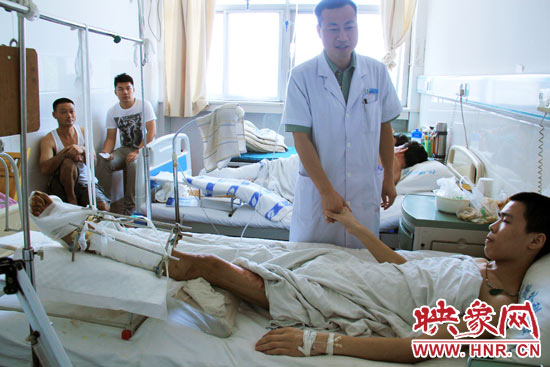 據(jù)仁濟醫(yī)院外傷科主任張明伍介紹，楊偉峰的小腿的創(chuàng)面已經(jīng)恢復(fù)得差不多了，治療情況還比較樂觀。但因為小腿