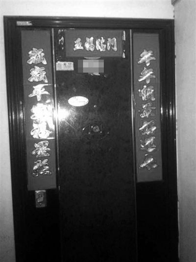昨天22時許,被摔女童家房門緊閉,多名家屬稱,在協(xié)商處理孩子后事。新京報記者 楊鋒 攝