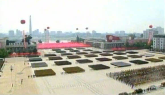 7月27日是《朝鮮停戰(zhàn)協(xié)定》簽署60周年紀(jì)念日，朝鮮在首都平壤舉行的盛大的閱兵儀式。圖為閱兵廣場(chǎng)。