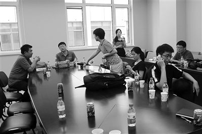 昨日，什剎海街道辦事處第四會議室，“什剎海女童練攤父親被打”事件的通氣會現(xiàn)場。