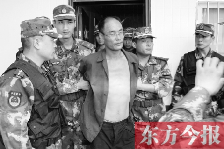 7月27日13時(shí)50分許，駐馬店市西平縣的“7·25”連環(huán)殺人案犯罪嫌疑人丁金華（左三）在禹州落網(wǎng)