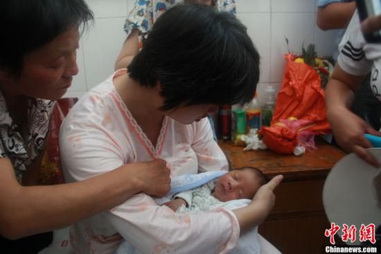 圖為陜西富平“產(chǎn)科醫(yī)生拐賣嬰兒”一案中的被拐嬰兒于8月5日中午在該縣婦幼保健院由當?shù)鼐浇挥谄涓改?。張一?攝