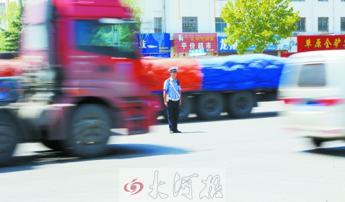 連霍高速受橋梁爆破影響禁止通車，310國道車流量迅速增加，當(dāng)?shù)亟痪块T安排大量警力保障道路暢通。
