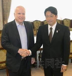 21日上午，美國(guó)共和黨資深參議員麥凱恩（左）與日本防衛(wèi)相小野寺在防衛(wèi)省會(huì)談前握手。（圖片來(lái)源：日本共