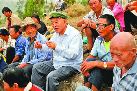 在唐莊，當(dāng)?shù)厝罕娒看我姷絽墙鹩】傆姓f不完的知心話。記者 史長來 攝