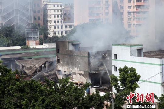 廣州白云區(qū)一倉庫爆炸致4死36傷，事發(fā)3個多小時后現(xiàn)場仍冒著白煙?！「邩s權(quán) 攝