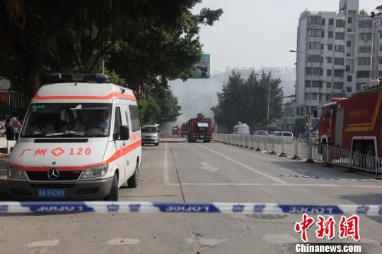救護車現(xiàn)場待命?！「邩s權(quán)　攝