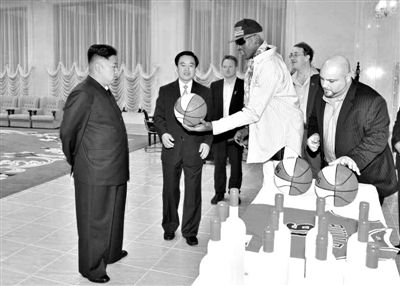平壤，朝鮮最高領(lǐng)導(dǎo)人金正恩接待再次來訪的美國籃球明星羅德曼。