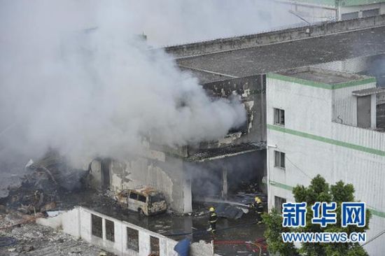 9月10日，消防人員在爆炸現(xiàn)場(chǎng)撲救火情。 新華社記者 梁旭 攝
