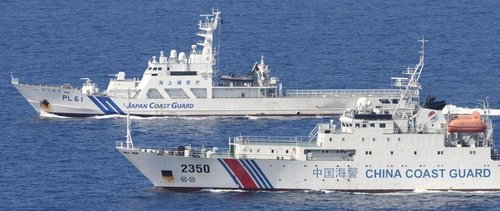 日本海上保安廳的4艘巡邏船則在數(shù)百米開外與之并列航行，展開一對一較量。