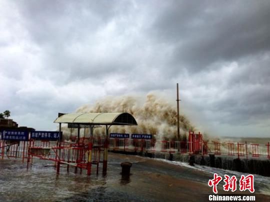 汕頭澄海萊蕪碼頭潮位猛漲，巨浪洶涌。