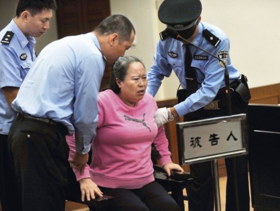 9月24日，在公訴人宣讀起訴書時，丁書苗因身體不停顫抖一度站立不穩(wěn)，被法警扶住