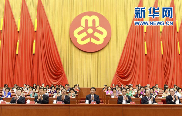 習近平、李克強、張德江、俞正聲、劉云山、王岐山、張高麗等在主席臺就座，祝賀大會召開。