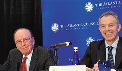 2008年，布萊爾與默多克在美國參加一國際會議。