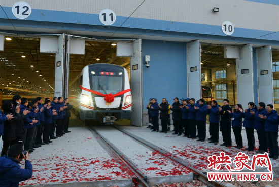 12月28日早上7點(diǎn)39分，編號(hào)為0111的列車(chē)駛出鄭東車(chē)輛段開(kāi)往市體育中心站