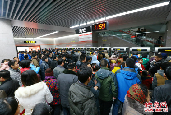 11點(diǎn)59分，紫金山地鐵站售票機(jī)前擠滿(mǎn)了買(mǎi)票的市民，場(chǎng)面如同春運(yùn)