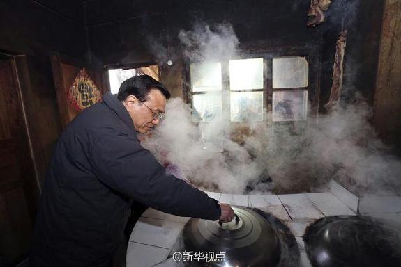 27日，李克強到安康旬陽金坡村看望留守兒童。
