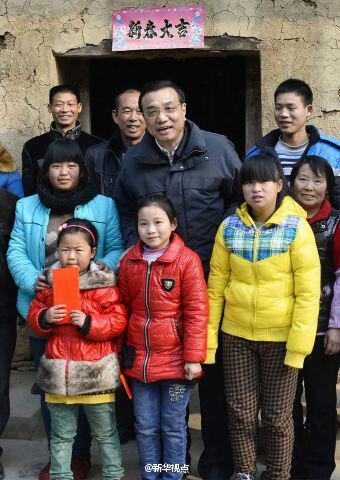 27日，李克強到安康旬陽金坡村看望留守兒童。
