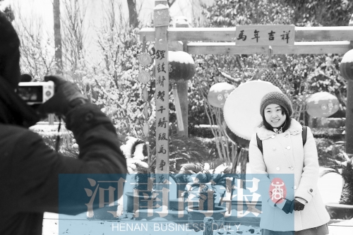 紫荊山公園里布置喜慶，引來不少游客合影留念。記者 楊東華/攝