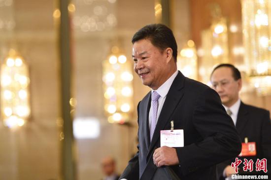 呂新華向中外媒體介紹本次大會有關(guān)情況并回答記者提問。中新社發(fā) 廖攀 攝