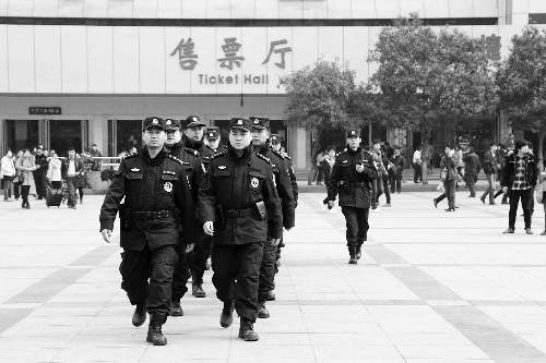 3月2日，鄭州市特警加強對人員密集場所的武裝巡邏。