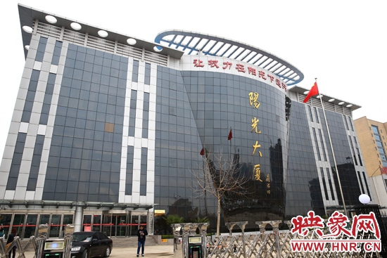 2011年4月，蘭考縣為民服務(wù)中心入住陽光大廈，目前，共有行政職能部門39個(gè)
