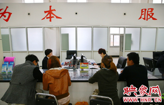 在陽光大廈一樓大廳內(nèi)，分布著人社局、民政局等與群眾利益相關(guān)的民生服務(wù)窗口。