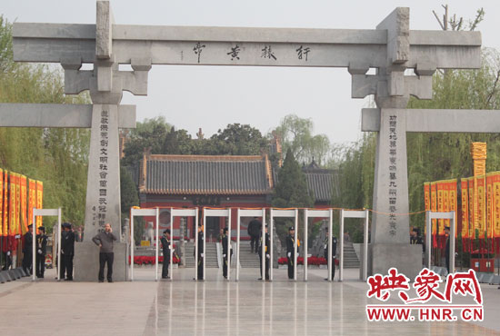 大典入口安檢嚴(yán)格。