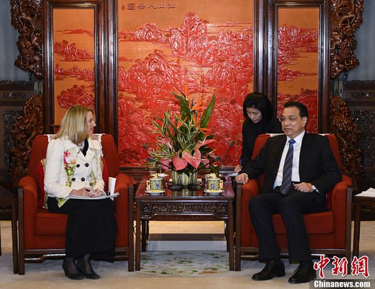 中國(guó)國(guó)務(wù)院總理李克強(qiáng)在北京中南海紫光閣會(huì)見(jiàn)了美國(guó)《科學(xué)》雜志主編瑪西婭·納特一行。