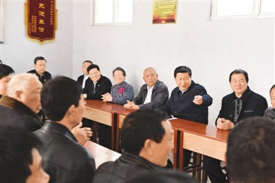 3月17日，習(xí)近平在河南省蘭考縣東壩頭鄉(xiāng)張莊村村委會與干部群眾座談，聽取意見和建議。
