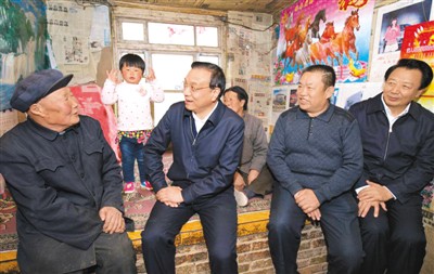 3月27日，李克強在內(nèi)蒙古自治區(qū)翁牛特旗橋頭鎮(zhèn)太平莊村看望貧困戶。