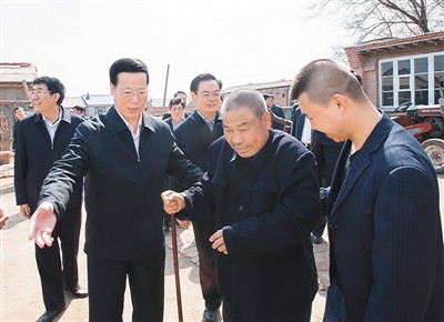 3月26日，張高麗在吉林省農(nóng)安縣農(nóng)安鎮(zhèn)小橋子村看望貧困戶王井山一家。