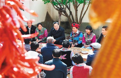 3月24日，俞正聲在云南省武定縣插甸鄉(xiāng)彝族小院農(nóng)戶家中進(jìn)行座談交流，聽取基層黨員群眾意見建議。