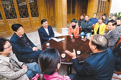 3月23日，劉云山在陜西省咸陽市禮泉縣煙霞鎮(zhèn)袁家村與基層干部群眾座談，聽取對教育實踐活動的意見建議。