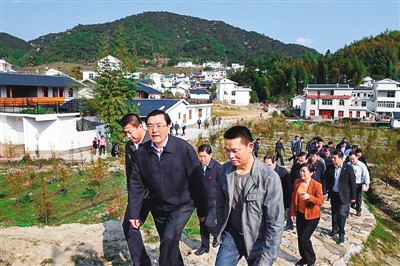 3月25日，張德江在福建省上杭縣古田鎮(zhèn)吳地村看望群眾。