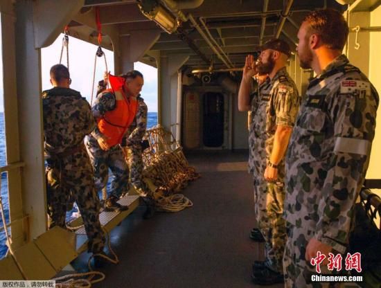 　據(jù)澳大利亞海軍4月11日發(fā)布的圖片顯示，中澳海軍海上聯(lián)合搜尋失聯(lián)客機(jī)。據(jù)悉，澳大利亞總理當(dāng)天表示，澳方執(zhí)行搜尋失聯(lián)客機(jī)任務(wù)的搜救人員已獲知黑匣子的大致位置。