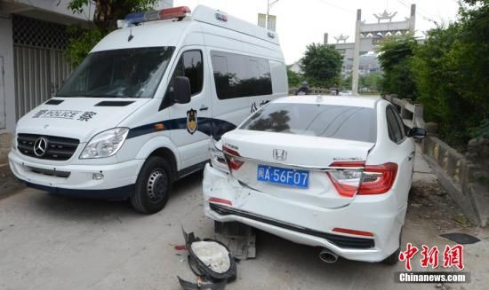  4月28日，福建省福州市閩侯縣發(fā)生一起惡性駕車撞人事件，圖為被撞車輛損毀嚴(yán)重。經(jīng)初查，該肇事男子叫林某新（漢族，37歲，福州長(zhǎng)樂人），因婚姻問題，情緒失控，駕車從閩侯縣青口鎮(zhèn)往尚干鎮(zhèn)方向，沿奔馳大道行駛，連續(xù)撞人。中新社發(fā) 劉可耕 攝