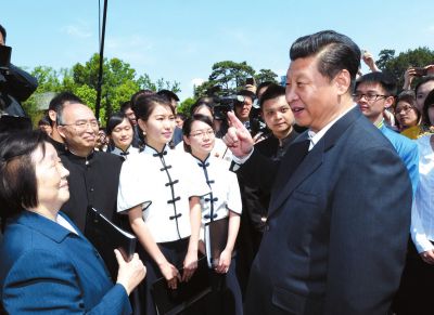 習(xí)近平在校園觀看北大師生紀(jì)念五四運動95周年青春詩會時同朗誦者親切交談。新華社發(fā)