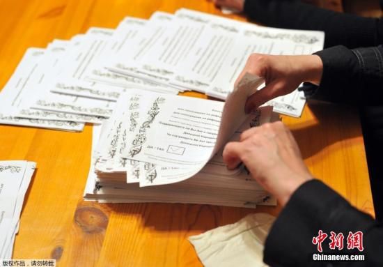 　　當(dāng)?shù)貢r(shí)間2014年5月11日，烏克蘭東部地區(qū)選舉工作人員開(kāi)始公投計(jì)票工作。