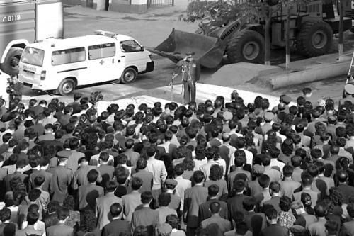 　17日，一名朝鮮高官在事故現(xiàn)場(chǎng)向市民致歉。