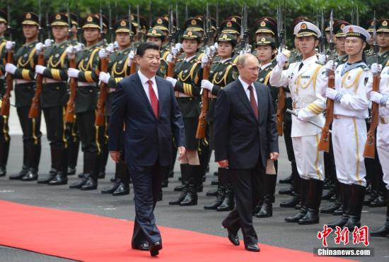 5月20日，中國國家主席習(xí)近平在上海舉行儀式歡迎俄羅斯總統(tǒng)普京訪華。中新社發(fā) 廖攀 攝