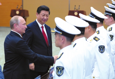 習(xí)近平與普京共同出席中俄聯(lián)合軍演開幕式。